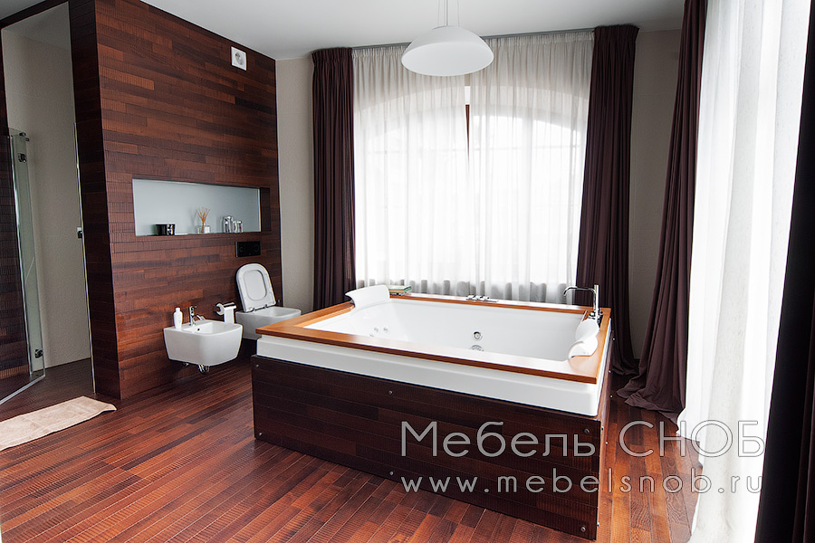 Для декорирования ванной комнаты с джакузи использовалась термодревесина - натуральное дерево, полученное с использованием современных процессов термообработки.