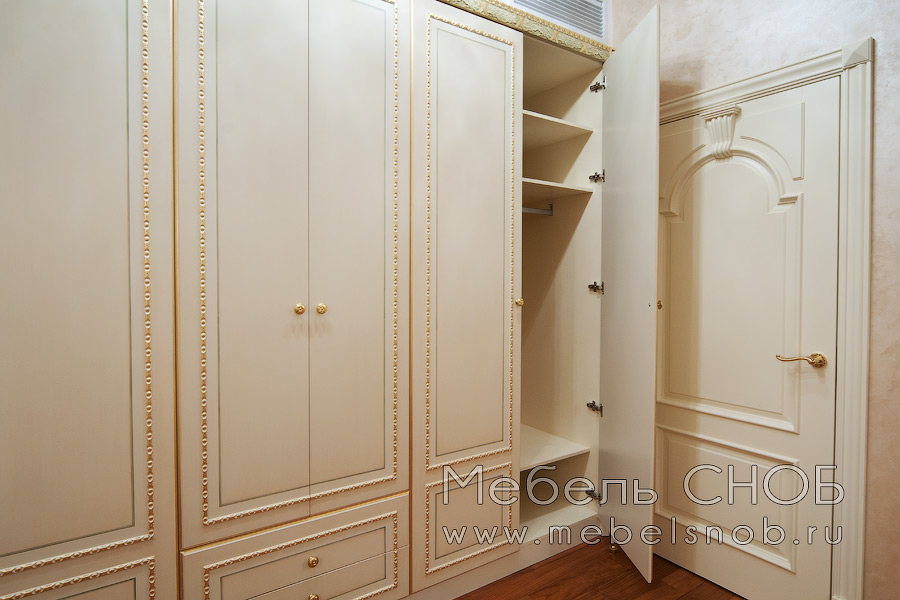 В результате двери шкафа стали полностью соответствовать оригинальным фасадам спальни. В результате двери шкафа стали полностью соответствовать оригинальным фасадам спальни.