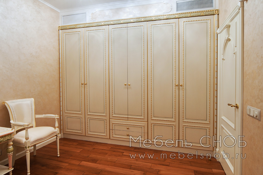 Также были подобраны подходящие позолоченные ручки в соответствии с общим дизайном мебели. Также были подобраны подходящие позолоченные ручки в соответствии с общим дизайном мебели.