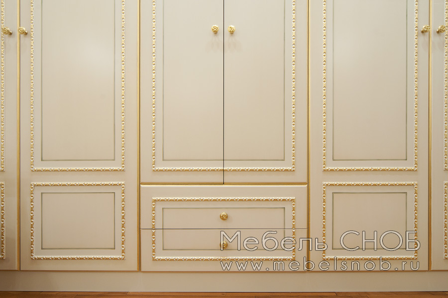 В качестве золочения декора шкафа использовалась паталь. В качестве золочения декора шкафа использовалась паталь.