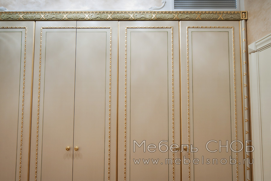 Для покраски дверей использовалась матовая эмаль в качестве основного цвета, эффект браширования центральных частей и нанесение декоративного рисунка в виде квадратных фигур. Для покраски дверей использовалась матовая эмаль в качестве основного цвета, эффект браширования центральных частей и нанесение декоративного рисунка в виде квадратных фигур.