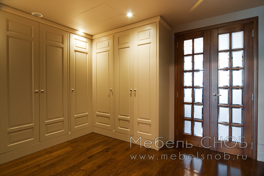 Межкомнатные двери изготовлены из массива ореха. Стекляные вставки - с фацетом. Межкомнатные двери изготовлены из массива ореха. Стекляные вставки - с фацетом.