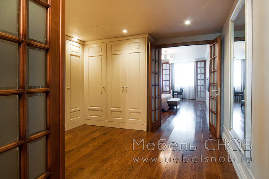 Мебель для гардеробной комнаты проектировалась с учетом конфигурации смежного помещения. Мебель для гардеробной комнаты проектировалась с учетом конфигурации смежного помещения.