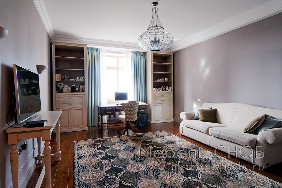 В детской комнате расположены многофункциональные шкафы, сделанные из окрашенного мдф. В детской комнате расположены многофункциональные шкафы, сделанные из окрашенного мдф.