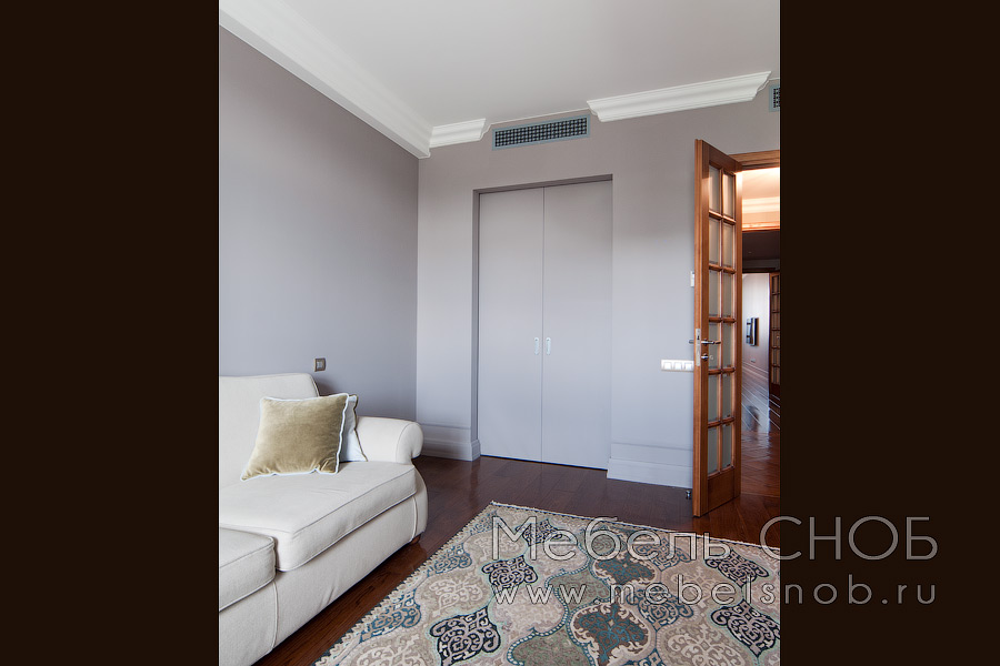 Справа от входа в детскую расположен небольшой встроенный шкаф-купе с дверьми на верхнем подвесе, окрашенными в цвет стен. Справа от входа в детскую расположен небольшой встроенный шкаф-купе с дверьми на верхнем подвесе, окрашенными в цвет стен.