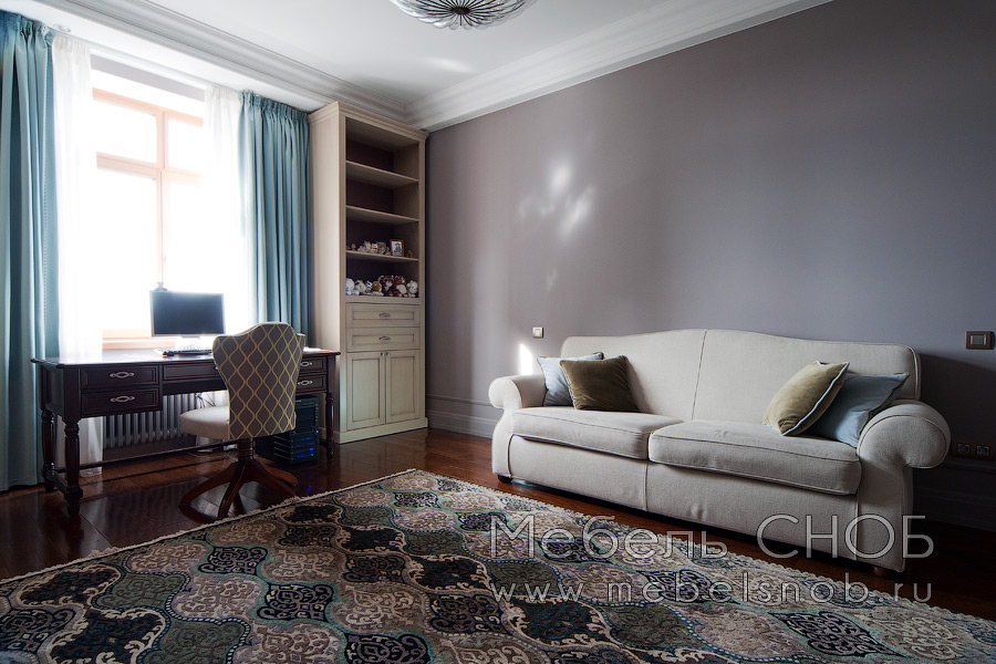 Письменный стол и консоль для телевизора в детской выполнены из массива дерева в классическом стиле. Письменный стол и консоль для телевизора в детской выполнены из массива дерева в классическом стиле.