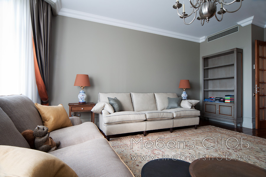 В гостиной размещены открытые стеллажные шкафы. В гостиной размещены открытые стеллажные шкафы.