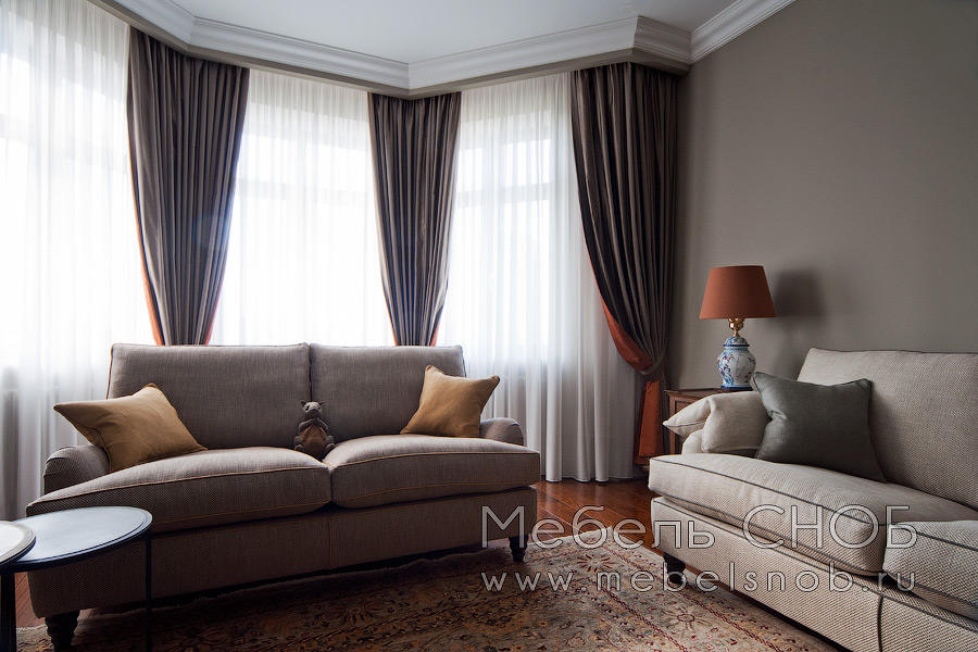 Цвет мебели в гостиной отлично сочетается цветом стен и мягкой мебели. Цвет мебели в гостиной отлично сочетается цветом стен и мягкой мебели.