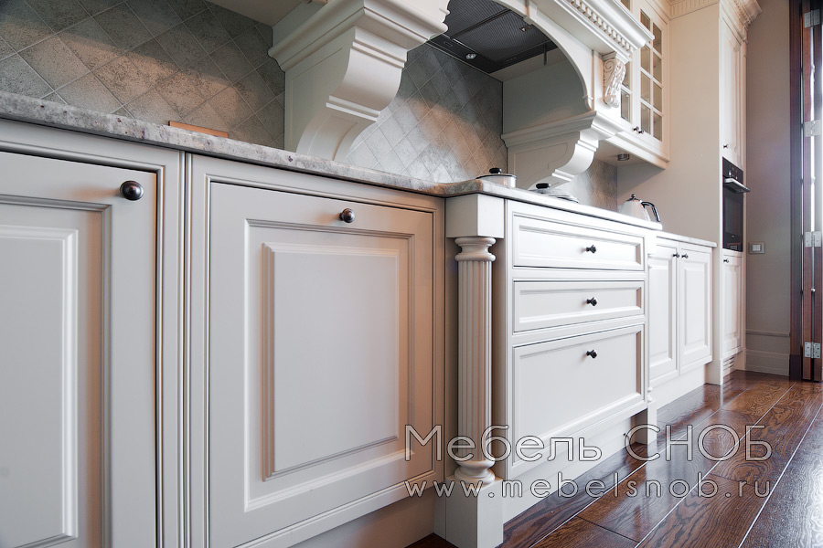 Центральную часть кухни выделяют колонны и портал для вытяжки. Центральную часть кухни выделяют колонны и портал для вытяжки.