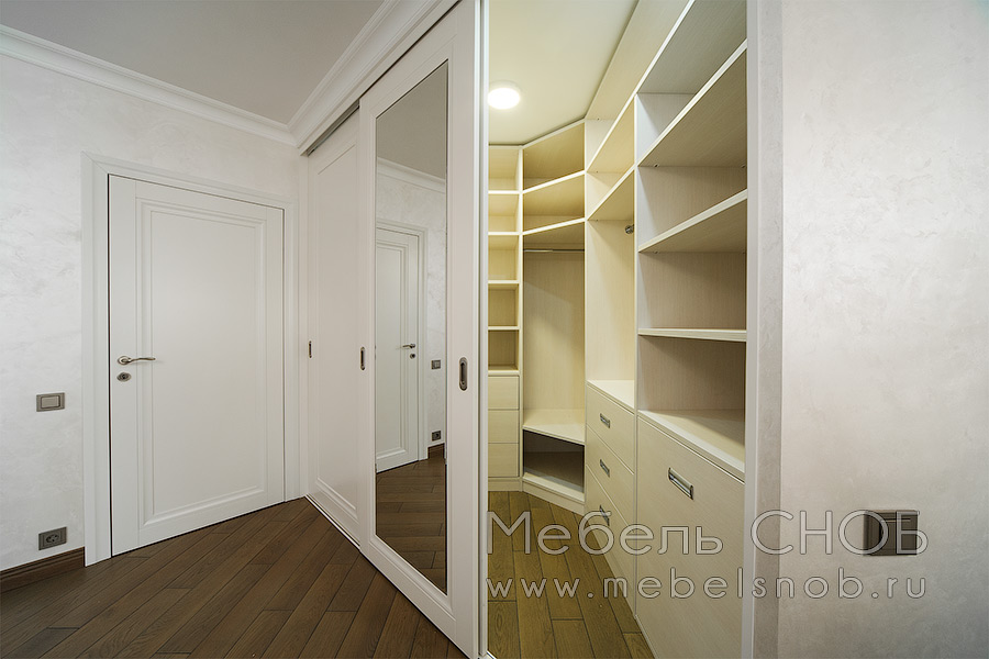 В качестве вставок в двери предлагается зеркала и сатинированные стекла с различной обработкой поверхности. В качестве вставок в двери предлагается зеркала и сатинированные стекла с различной обработкой поверхности.