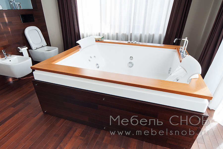 Также основным достоинством термодревесины в интерьере с джакузи является водоотталкивание - способность впитывать влагу у данного материала значительно снижено.