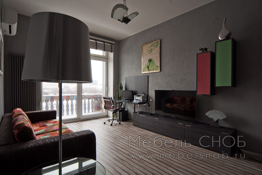 Рабочее место занимает минимум пространства в комнате. Рабочее место занимает минимум пространства в комнате.