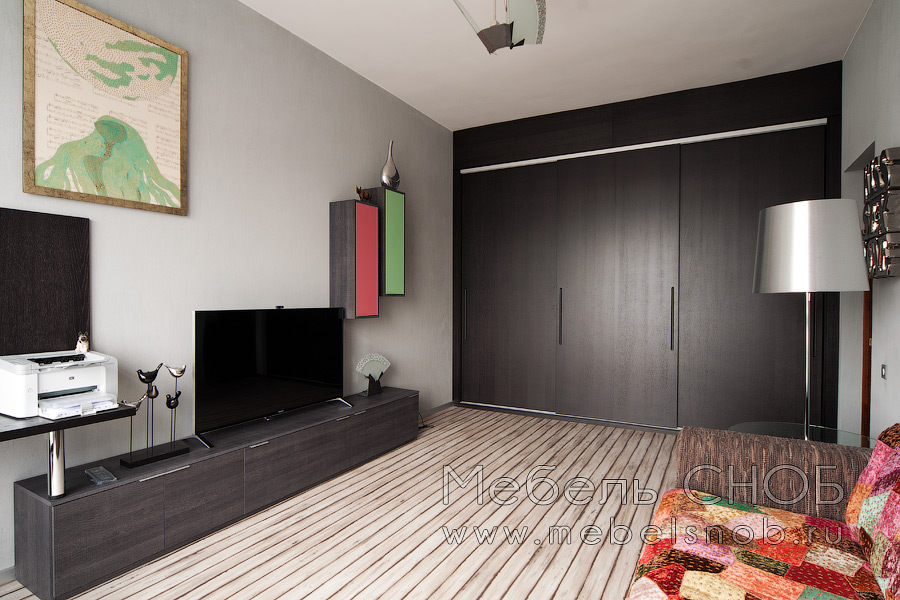 Цветовое решение основано на сочетании холодных цветов и нескольких ярких элементов в материалах и мебели. Цветовое решение основано на сочетании холодных цветов и нескольких ярких элементов в материалах и мебели.