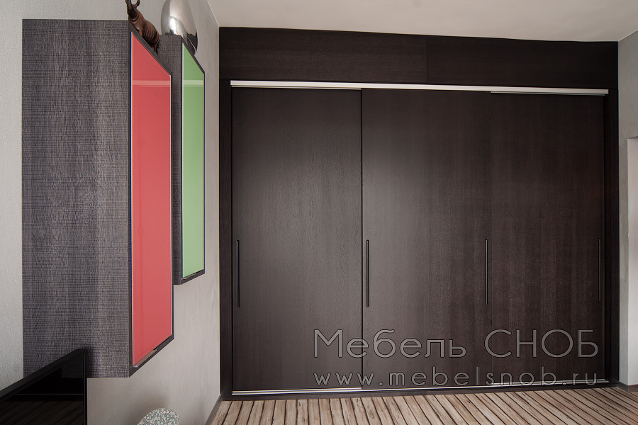 Корпус шкафа произведен из ЛДСП Egger, двери-купе изготовлены из натурального шпона дуба, основой дверей является МДФ. Корпус шкафа произведен из ЛДСП Egger, двери-купе изготовлены из натурального шпона дуба, основой дверей является МДФ.