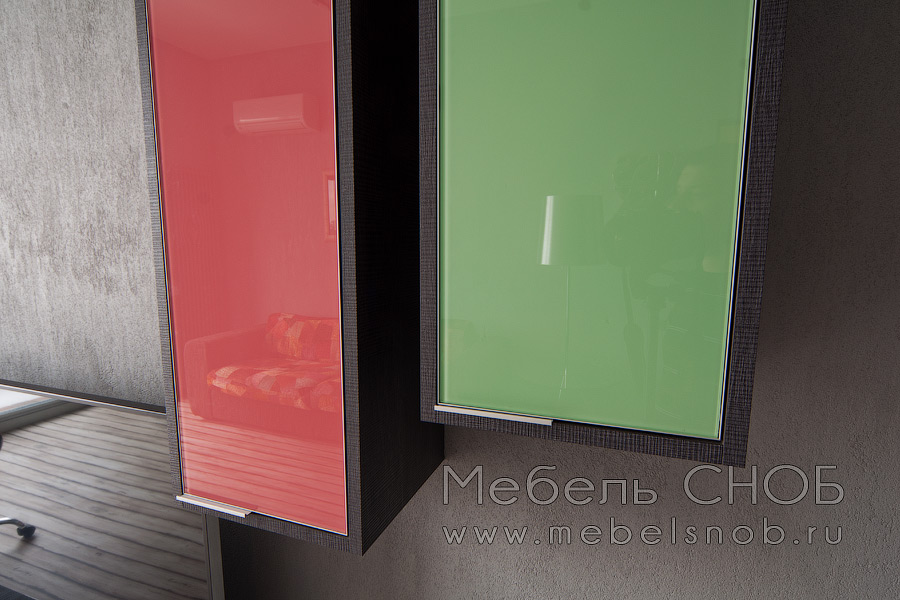 При создании гостиной использовалась плита TSS Cleaf с термоструктурированнй поверхностью и алюминиевые фасады с цветным стеклом. При создании гостиной использовалась плита TSS Cleaf с термоструктурированнй поверхностью и алюминиевые фасады с цветным стеклом.