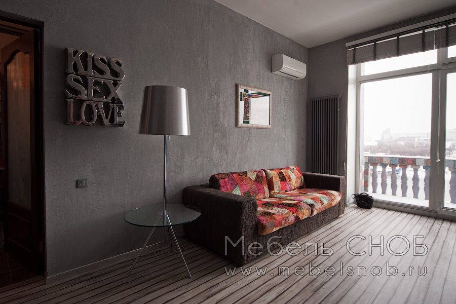 Яткий красочный диван отлично вписывается в общий антураж комнаты. Яткий красочный диван отлично вписывается в общий антураж комнаты.