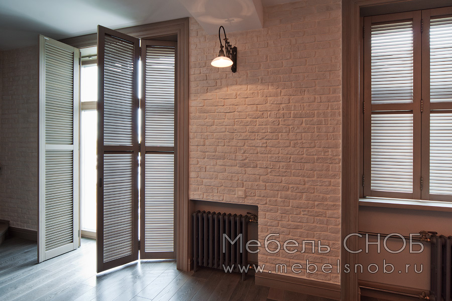 Также с жалюзи (ламелями) изготавливаются складные двери-ставни для балконных и оконных проемов.