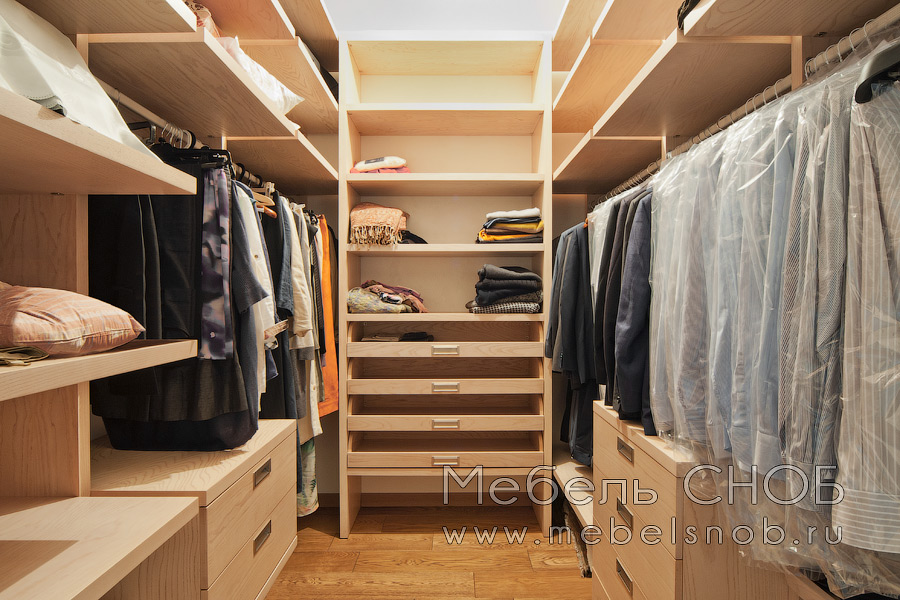 Гардеробная комната по индивидуальному проекту из шпонированного МДФ.