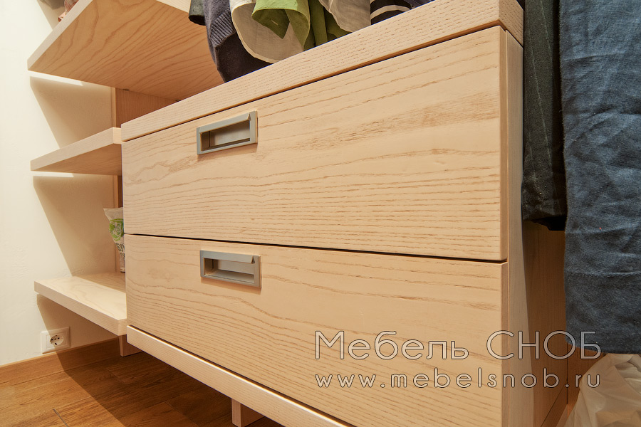 Шпон дуба тонировался под цвет Ясень Наварра.