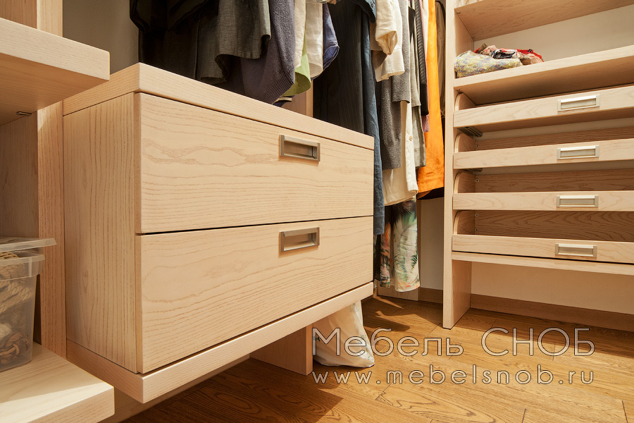 Выдвижные ящики установлены на скрытых направляющих с доводчиками.