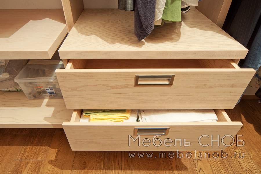 Стойки гардеробной комнаты заужены - такое решение визуально увеличивает пространство гардеробной комнаты.