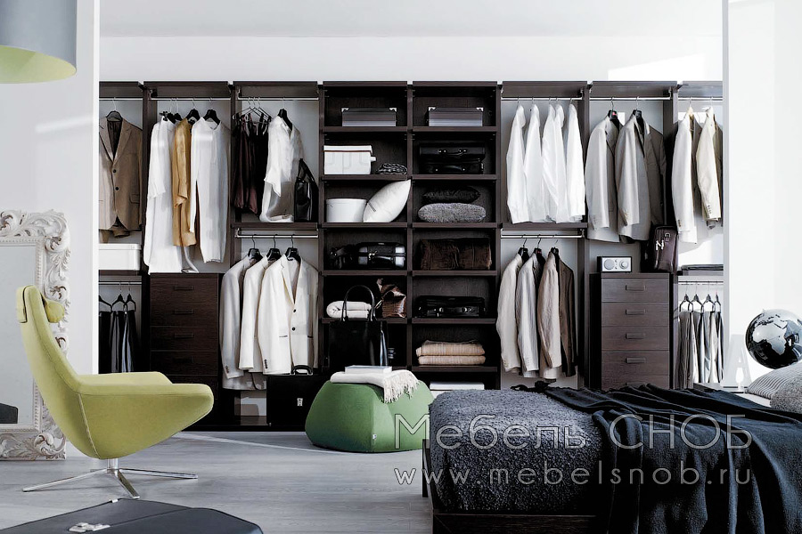 Эта гардеробная комната проектировалась в качестве места для хранения вещей различных габаритов.