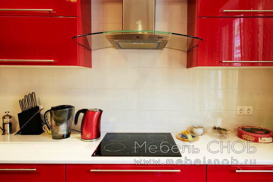 В дальнейшем на фасады наносится глянцевый лак и полировка.