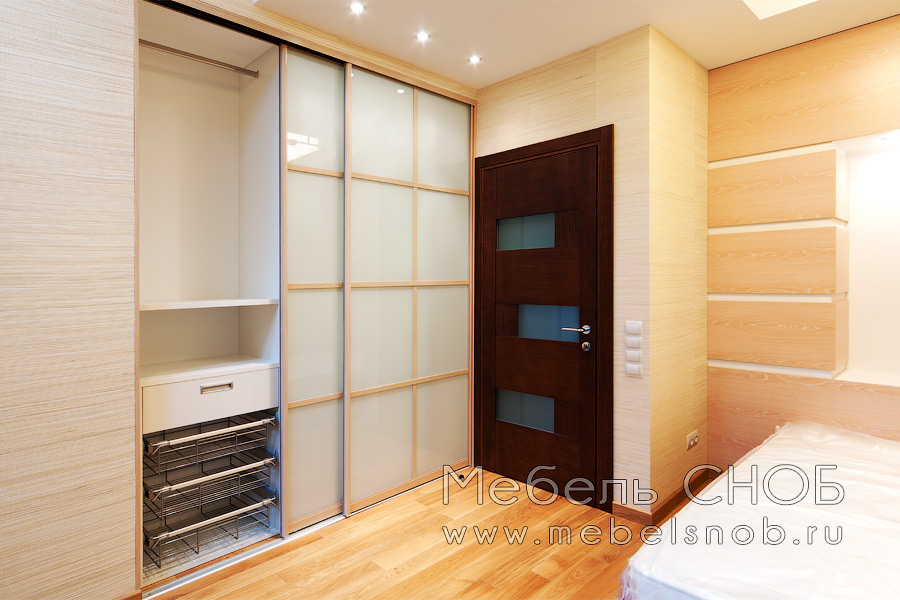 Двери изготовлены из алюминиевого ламинированного профиля, вставки в дверях - окрашенное стекло.