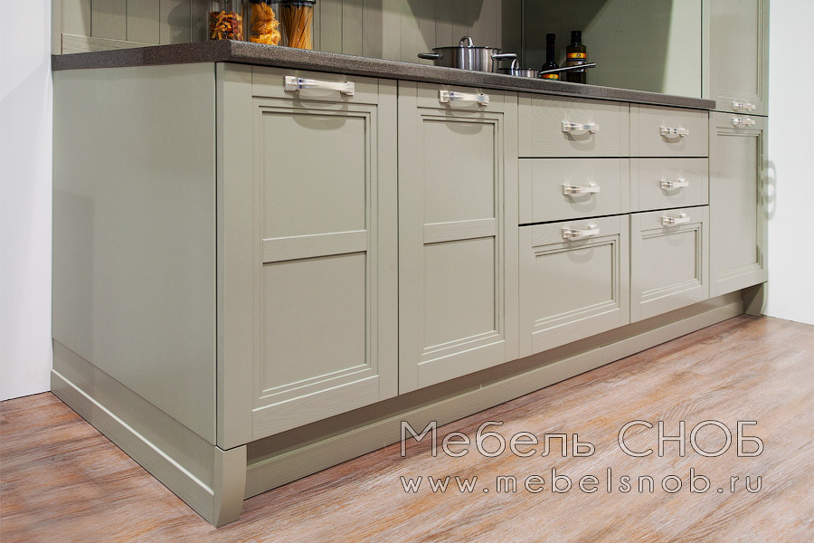 Рамка фасадов Манчейстер - массив ясеня. Центральная часть - ДСП, облицованная шпоном ясеня.