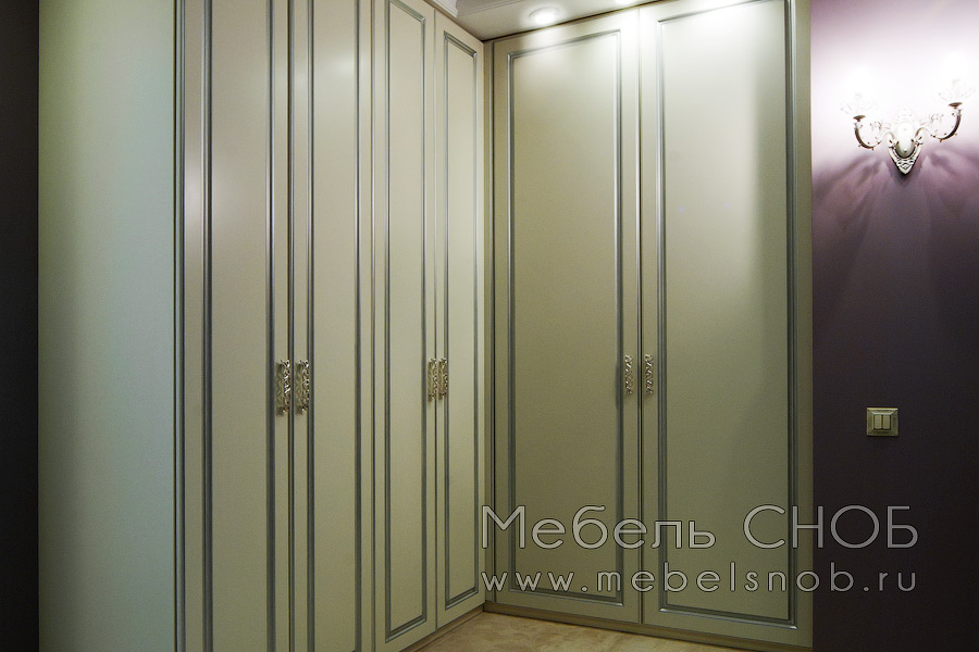 На филенки дверей нанесена серебряная патина.