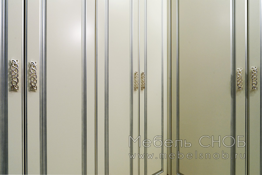 Внутри шкафа установлены полки и вешала для хранения одежды.