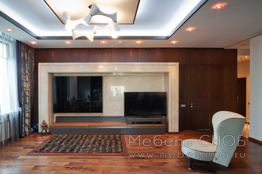 Центральная стена в гостиной облицована шпонированными панелями американского ореха. Центральная стена в гостиной облицована шпонированными панелями американского ореха.