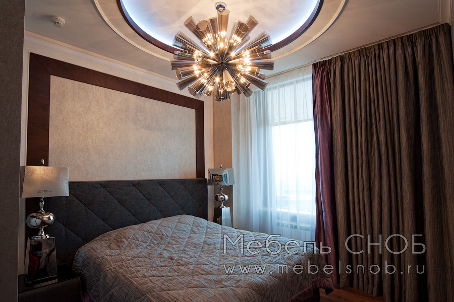 Кровать в спальне имеет мягкую спинку в ткани с каретной стяжкой. Кровать в спальне имеет мягкую спинку в ткани с каретной стяжкой.