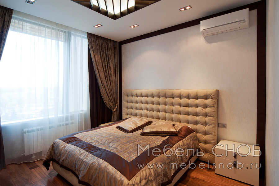 В большой спальне также установлен деревянный декор по стенам. В большой спальне также установлен деревянный декор по стенам.