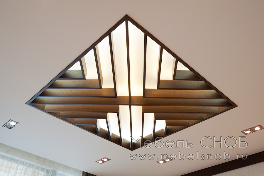 Центральным украшением спальни является центральная инсталляция из массива на потолке. Центральным украшением спальни является центральная инсталляция из массива на потолке.