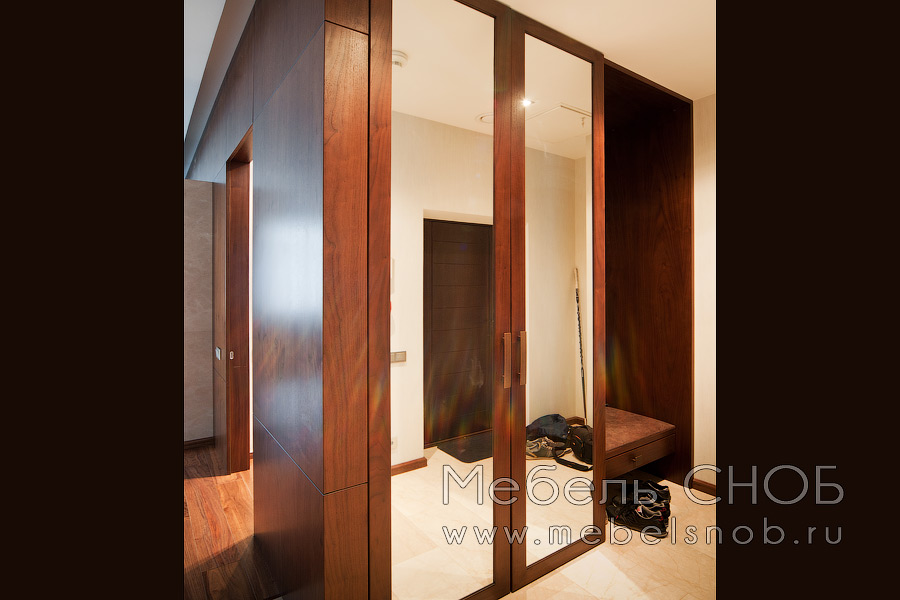 Прихожая изготовлена из массива и шпона американского ореха. Прихожая изготовлена из массива и шпона американского ореха.
