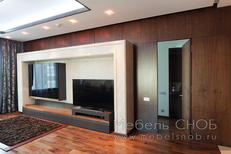 В одном из самых респектабельных районов столицы, на Воробьевых горах, в Доме на Мосфильмовской - были изготовлены интерьеры и мебель для квартиры по индивидуальному дизайну из массива и шпона американского ореха. В одном из самых респектабельных районов столицы, на Воробьевых горах, в Доме на Мосфильмовской - были изготовлены интерьеры и мебель для квартиры по индивидуальному дизайну из массива и шпона американского ореха.