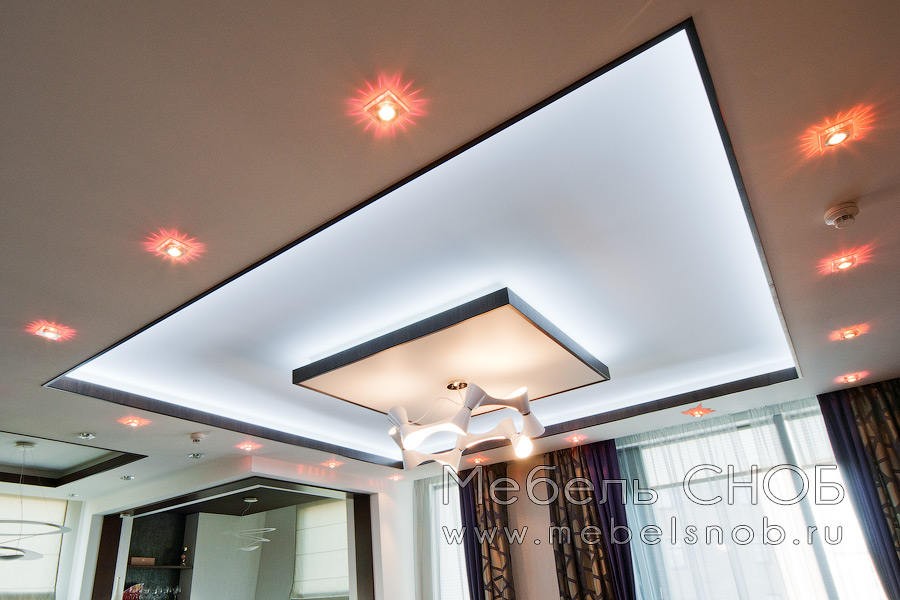 Двухуровневый потолок с подсветками обрамлен планками из массива ореха. Двухуровневый потолок с подсветками обрамлен планками из массива ореха.