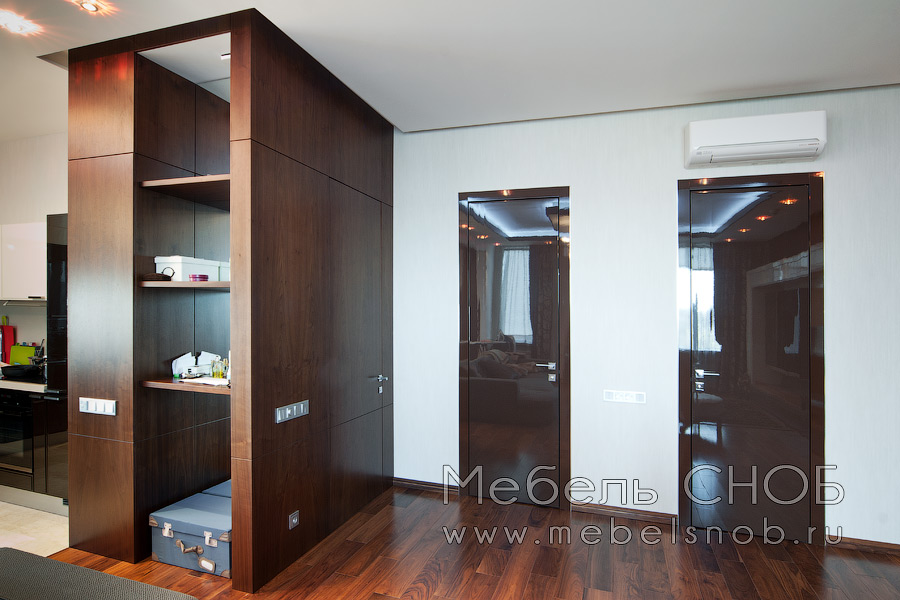 Шпанированными панелями также обрамлена боковая колонна в квартире. Также была изготовлена одноуровневая дверь в спальню. Шпанированными панелями также обрамлена боковая колонна в квартире. Также была изготовлена одноуровневая дверь в спальню.