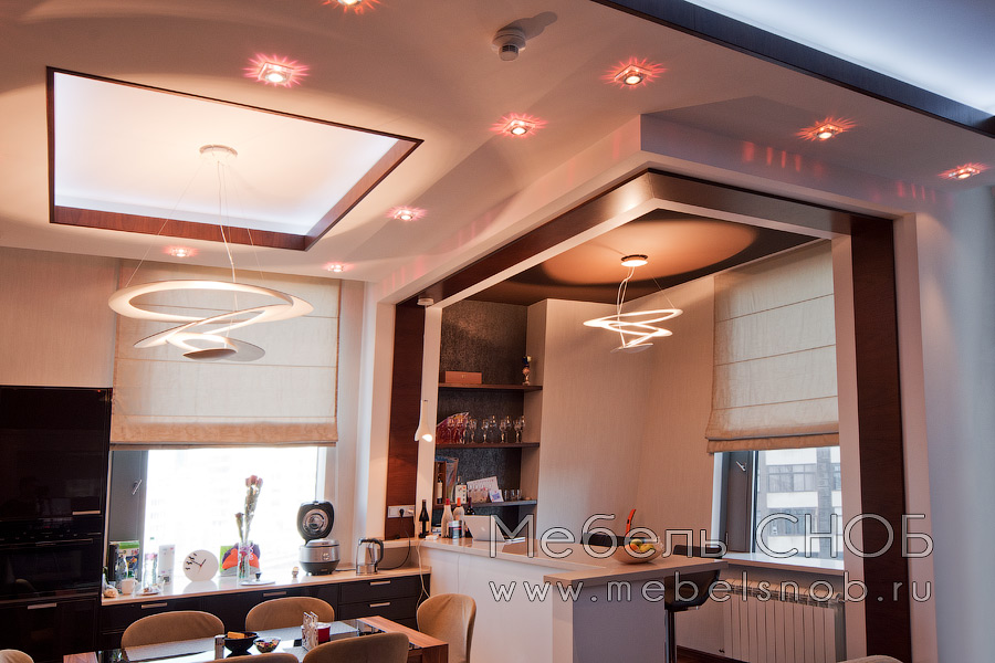 Барная зона на кухне зонирована с помощью портала, изготовленного из дерева. Барная зона на кухне зонирована с помощью портала, изготовленного из дерева.