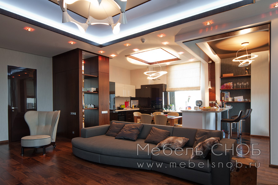 Паркет из массива ореха в гостиной отлично сочетается с мебелью, произведенной из дерева. Паркет из массива ореха в гостиной отлично сочетается с мебелью, произведенной из дерева.