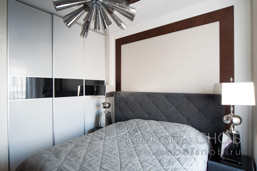 В малой спальне были изготовлены деревянные детали над кроватью и потолке. В малой спальне были изготовлены деревянные детали над кроватью и потолке.