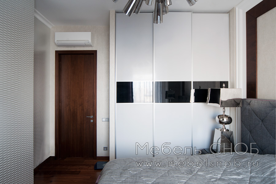 Декор из массива и входная дверь были сделаны с одинаковым покрытием. Декор из массива и входная дверь были сделаны с одинаковым покрытием.