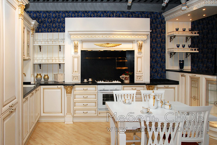 Отделка - белая с золотой патиной.