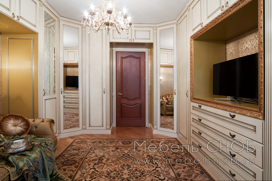 В качестве обрамления дверей широко использовались декоративные пилястры, карнизы и капители с нанесением фигурной фрезеровки.