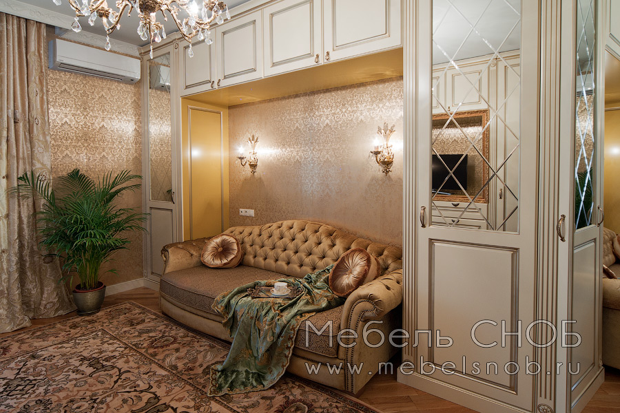 Фасады выполнены с оригинальной филенкой, окрашены по каталогу RAL с дополнительным нанесением патины под золото.