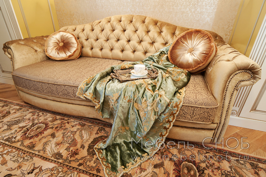 В качестве вставок в двери использовались матированное стекло и зеркала с гравировкой.