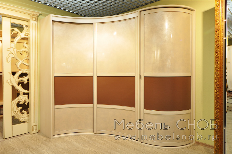 Радиусный шкаф-купе угловой спроектирован и изготовлен по индивидуальному проекту.