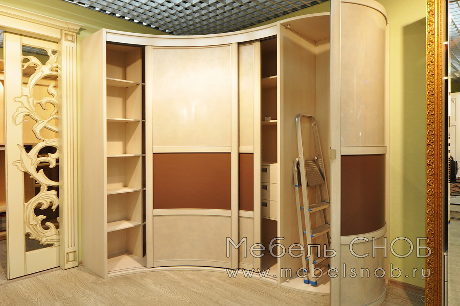 Двери декорированы вставками из глянцевого пластика.