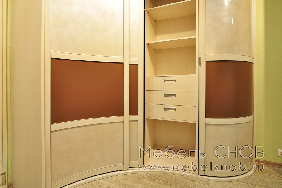 Внутреннее наполнение шкафа - три выдвижных ящика, полки и вешала.